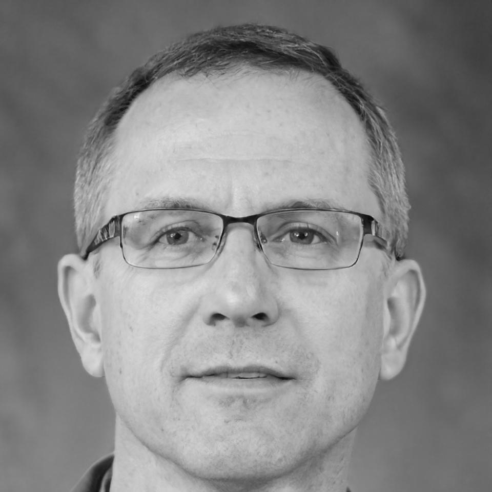 Expert financier analysant des données de marché